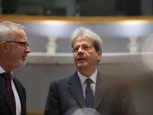 La ricetta di Gentiloni: "Covidbond e prestiti Mes" ma è un rischio