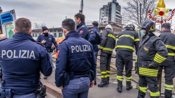 Nordafricano scappa della polizia e si butta nel Naviglio in secca
