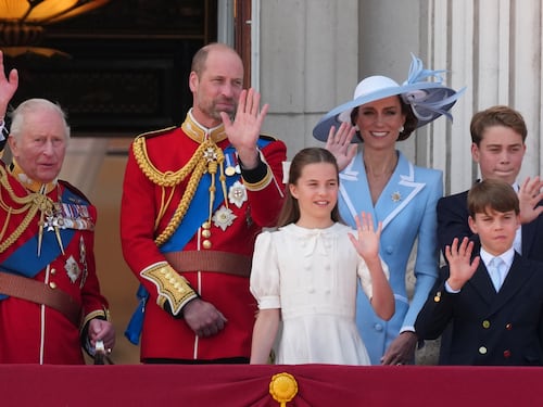 Trooping The Colour 2026: la royal family unita a dispetto della crisi, Kate omaggia Diana