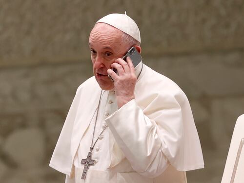 Fuori programma all'udienza generale: il Papa risponde al telefono e se ne va