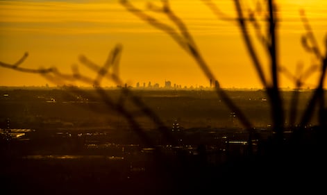 Il vento spazza via nubi e smog: da Bergamo si vede lo skyline di Milano 11