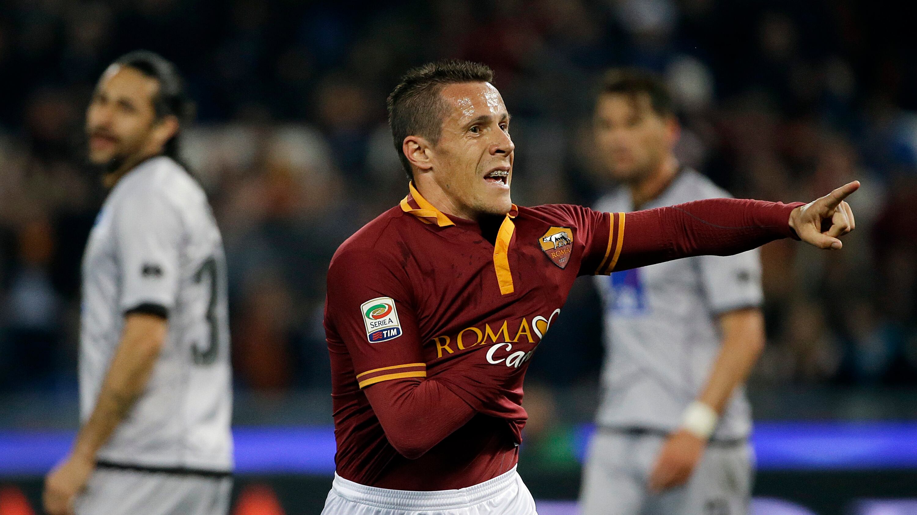 La Roma stende l'Atalanta e tiene la Signora sulle spine