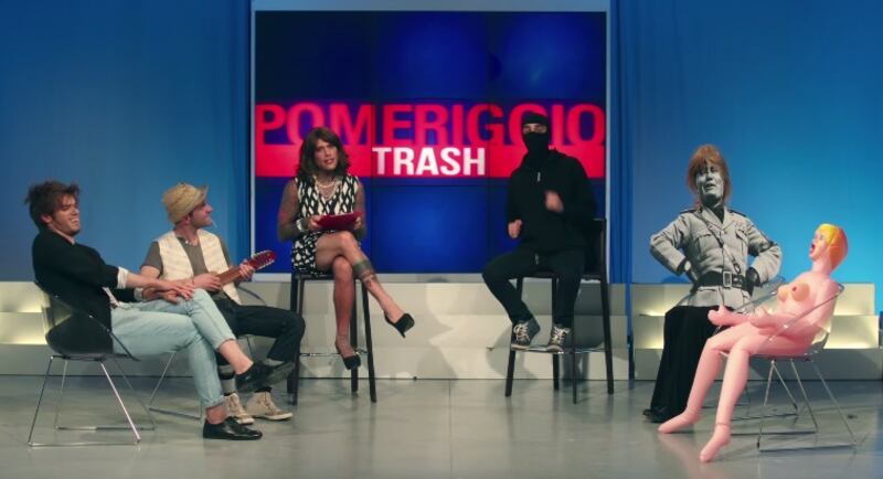Fedez, il video di "Non c'è due senza trash" contro Barbara D'Urso 20