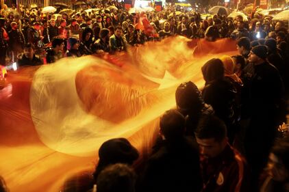 Istanbul, migliaia di tifosi in marcia contro il terrorismo 11