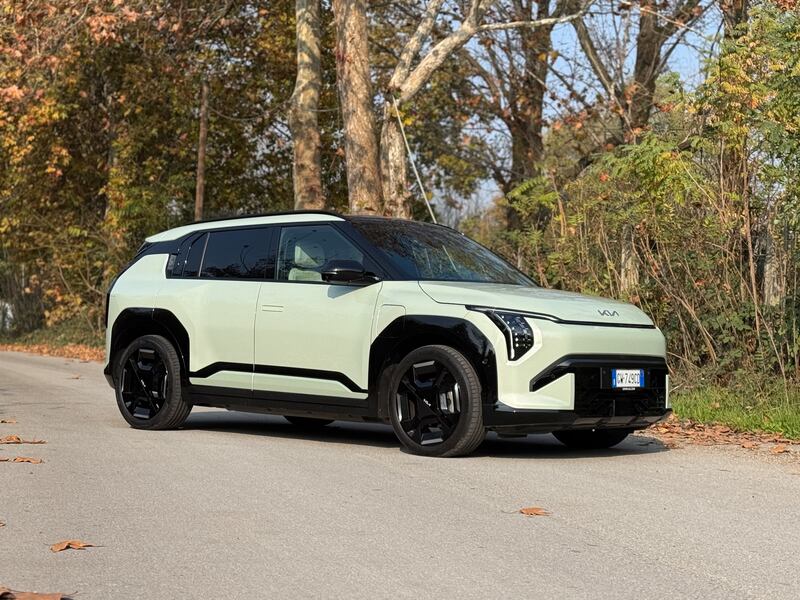 KIA EV3: guarda la gallery del crossover "tuttofare" elettrico 3