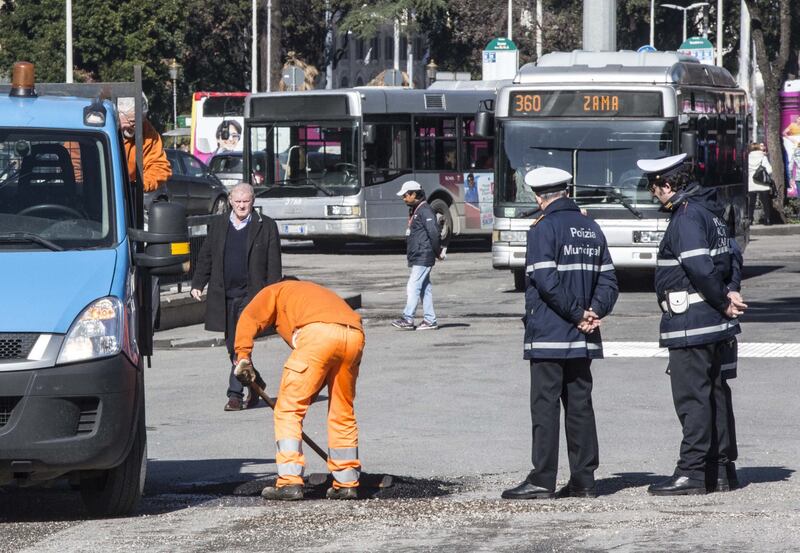 Gli interventi dei vigili urbani per chiudere le buche sulle strade della Capitale 5