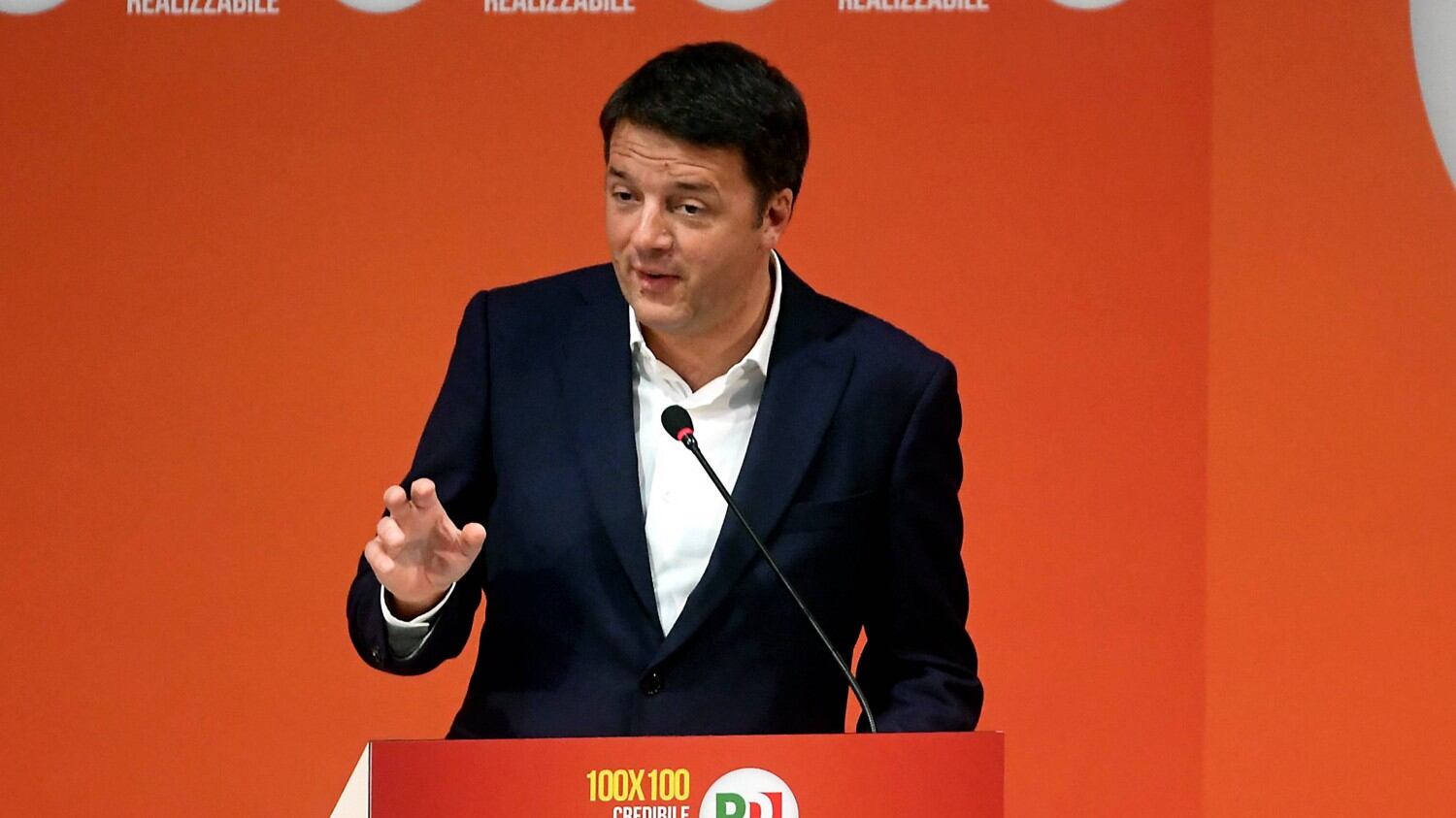 I socialisti si infuriano e Renzi si scusa su Craxi