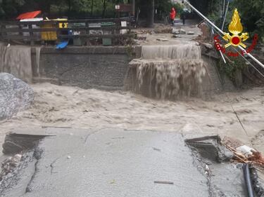 Maltempo, è allerta al Nord: violenti temporali a Milano. Crolla un ponte nel Torinese, frane in Liguria 2