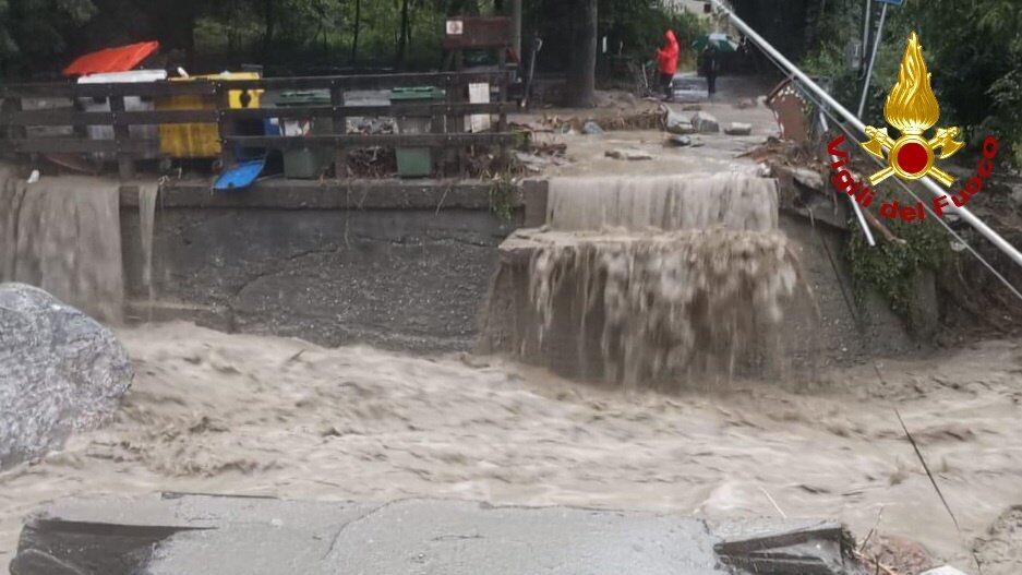 Maltempo, allerta al Nord: violenti temporali a Milano. Un disperso nel Torinese, frane in Liguria