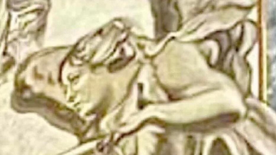 Spunta il volto di Meloni in una chiesa restaurata. Per la sinistra è regime