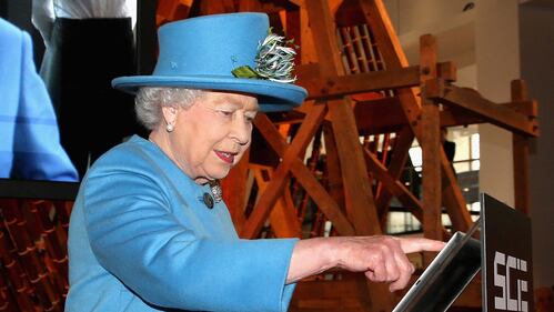 La regina Elisabetta II manda il suo primo tweet dal Museo delle scienze di Londra