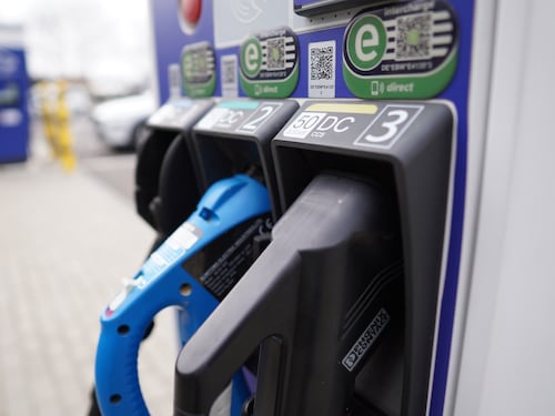 Come fare lunghi viaggi con un'auto elettrica in autostrada