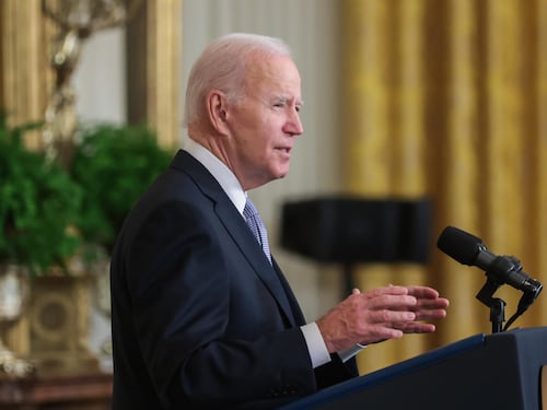 Joe Biden ha ordinato la revisione sull'uso della forza da parte della polizia