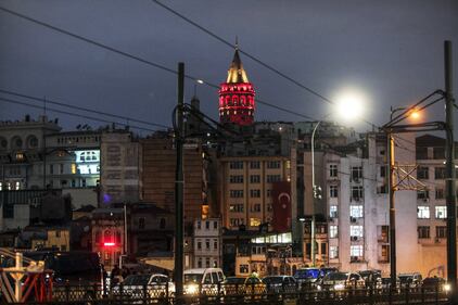 La Torre di Galata ricorda le vittime del terrorismo a Istanbul 1