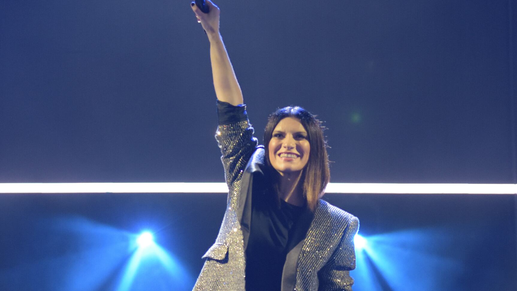 Laura Pausini colpita da una fan sul palco: "Non è colpa sua"