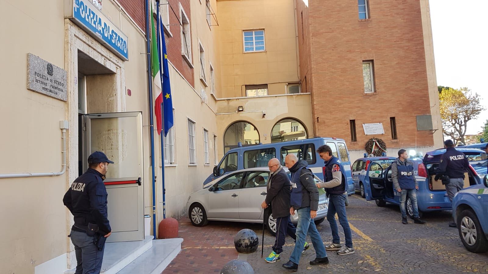 Estradato dalla Francia per l'omicidio di un finanziare, chiede una pizza agli agenti