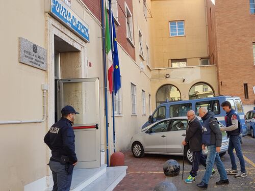 Estradato dalla Francia per l'omicidio di un finanziare, chiede una pizza agli agenti