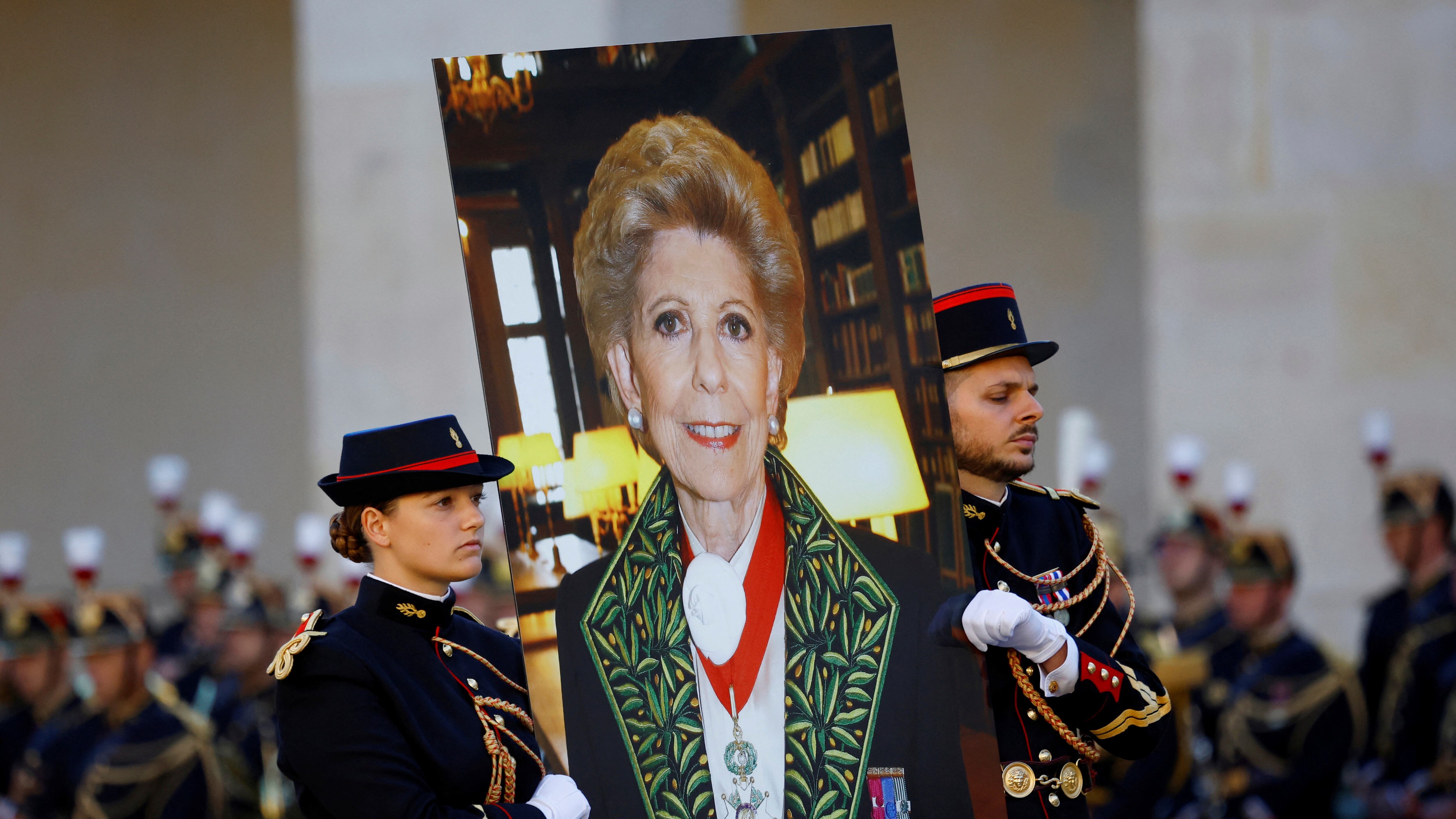 Hélène Carrère, la giovane storica nel Tugurio di Brasillach