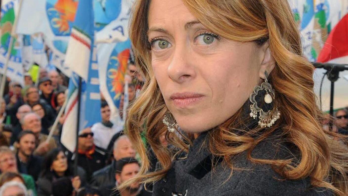 Su Fb si può bestemmiare, ma non dire "zingaro". Meloni: "Vergogna"