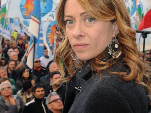 Su Fb si può bestemmiare, ma non dire "zingaro". Meloni: "Vergogna"