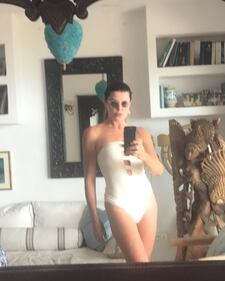 Alba Parietti sexy in costume 1