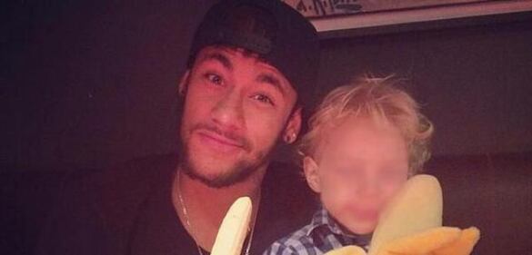 Il mondo solidale con Alves: "Siamo tutti scimmie" 11