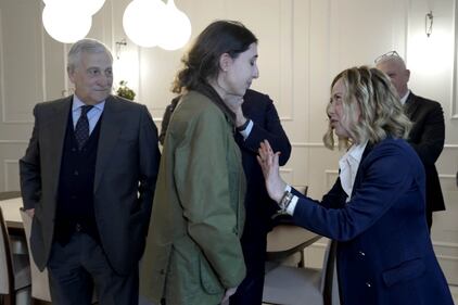 Cecila Sala in aeroporto. L'abbraccio con i familiari, l'incontro con la Meloni 13
