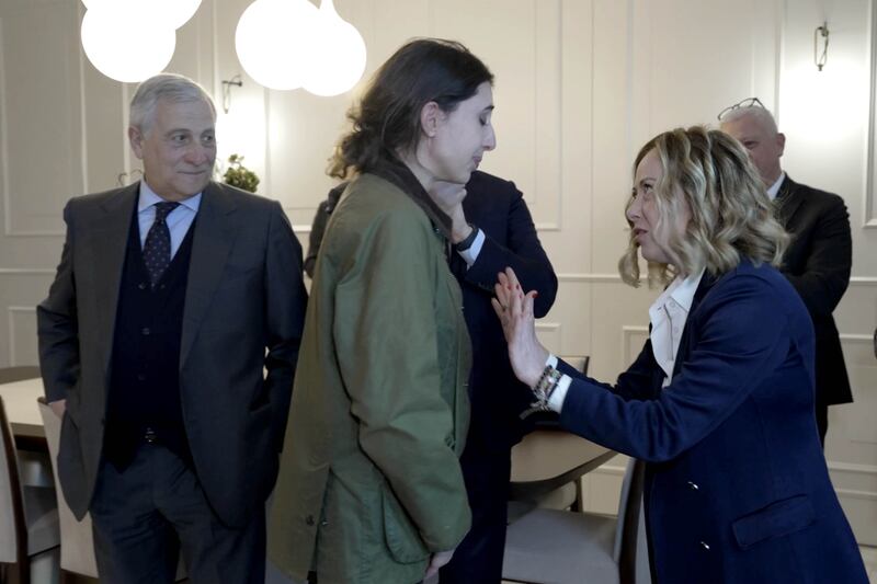 Cecila Sala in aeroporto. L'abbraccio con i familiari, l'incontro con la Meloni 13