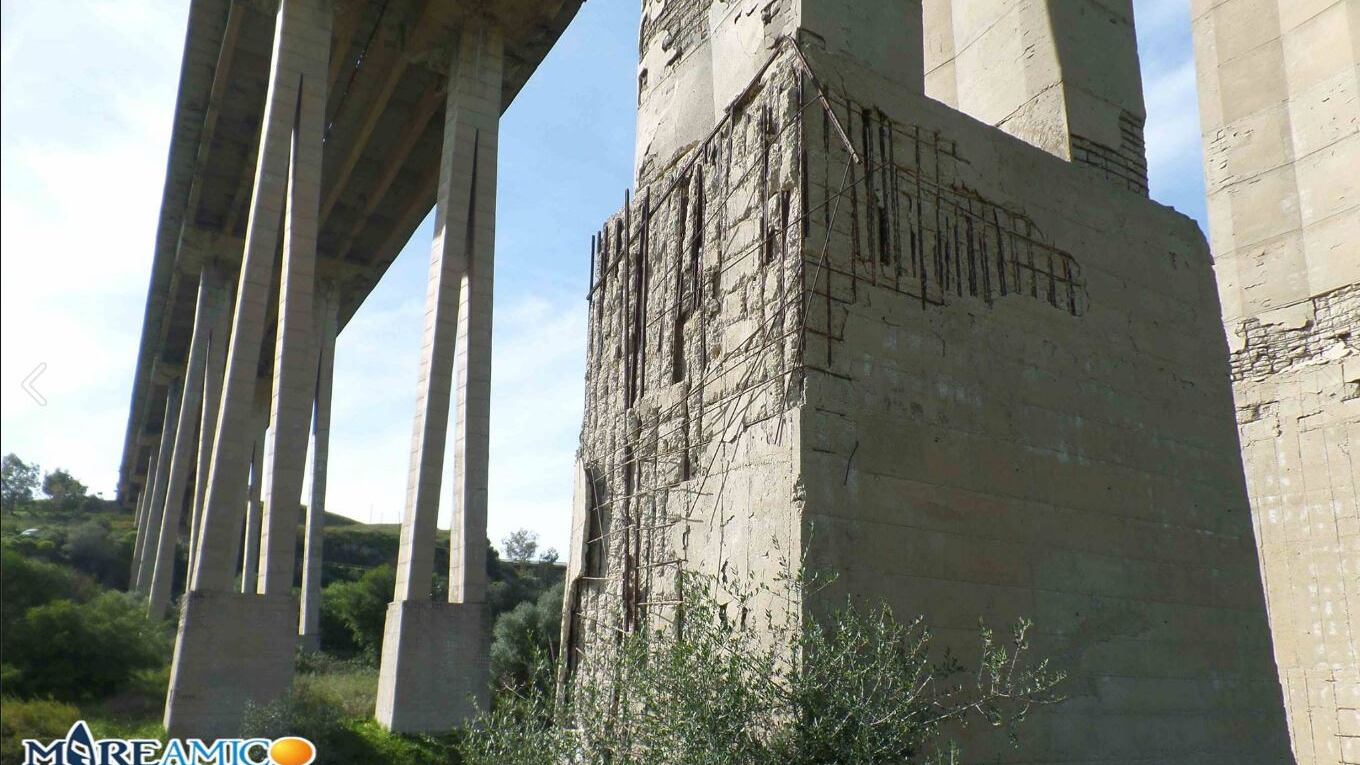 La denuncia di Mare Amico: "Questo ponte rischia di crollare"