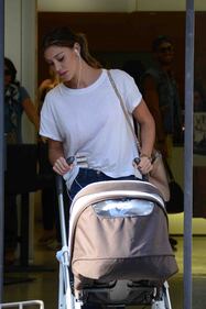 Belen, neo sposa, fa shopping con Santiago 9