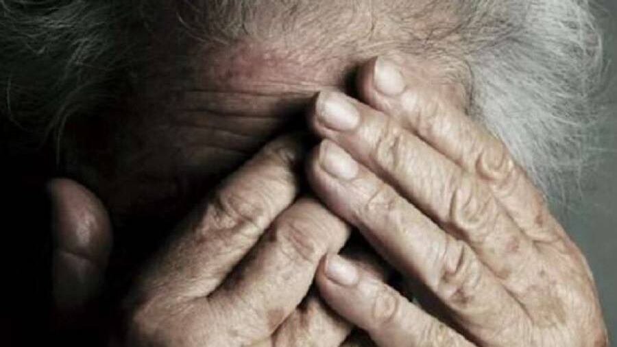 Schiaffi e minacce agli anziani nella casa di riposo