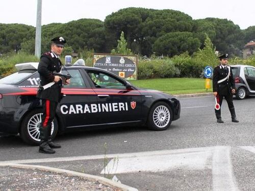 Milano, marocchino terrorizza passanti con un coltello in mano