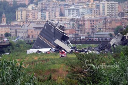 Macerie e macchine schiacciate: le foto 2