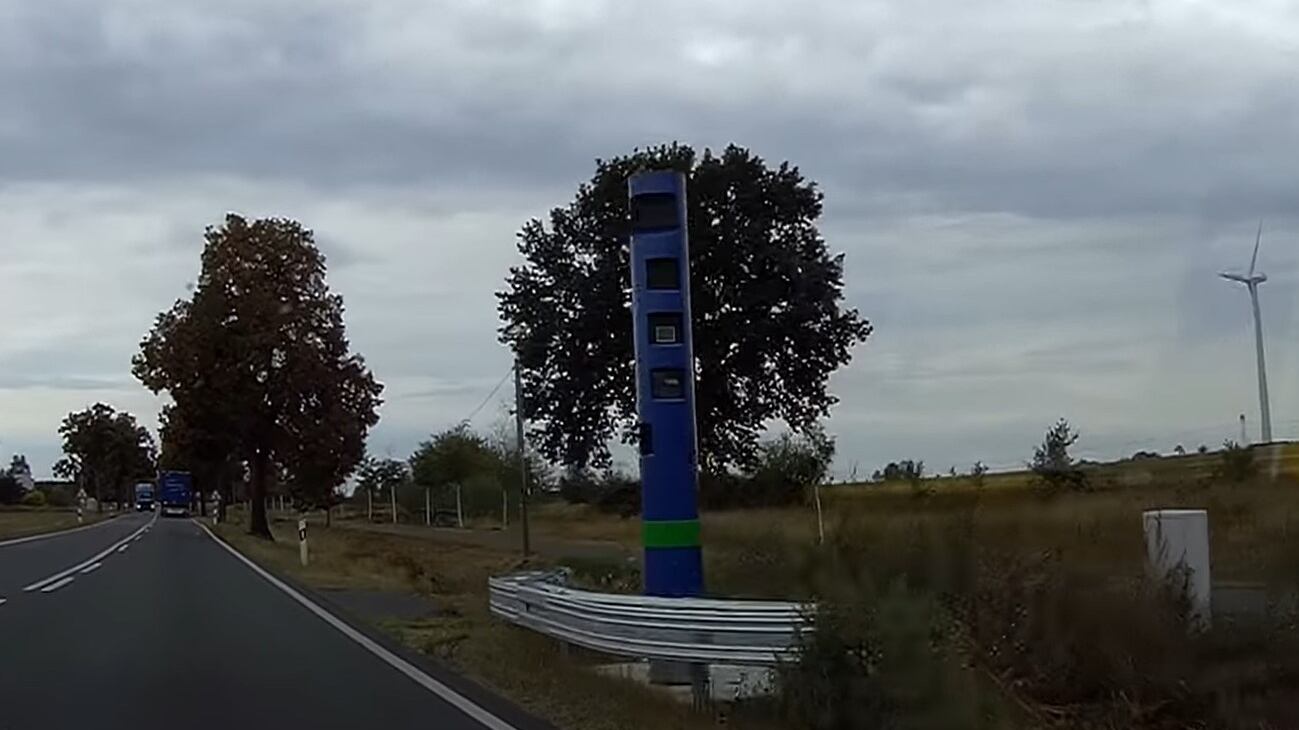 Le strane colonne blu lungo le autostrade che inquietano gli automobilisti: ecco cosa sono