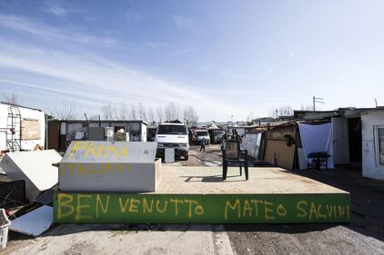 Salvini fra le baracche dei rom: "Da incivili vivere in un campo" 19