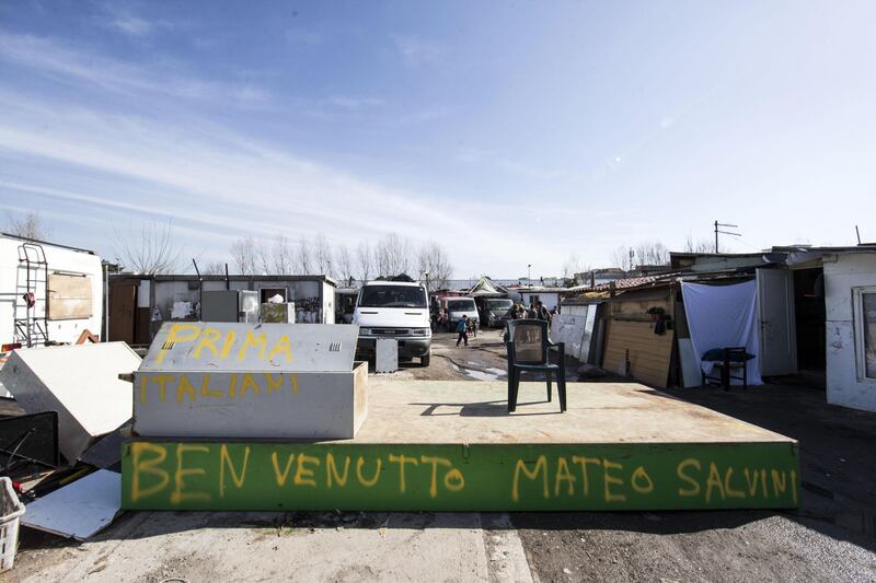 Salvini fra le baracche dei rom: "Da incivili vivere in un campo" 19