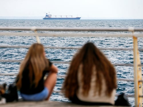 Partita la prima nave del grano: lo slalom tra mine per Istanbul. Ma il rischio è che resti l'unica
