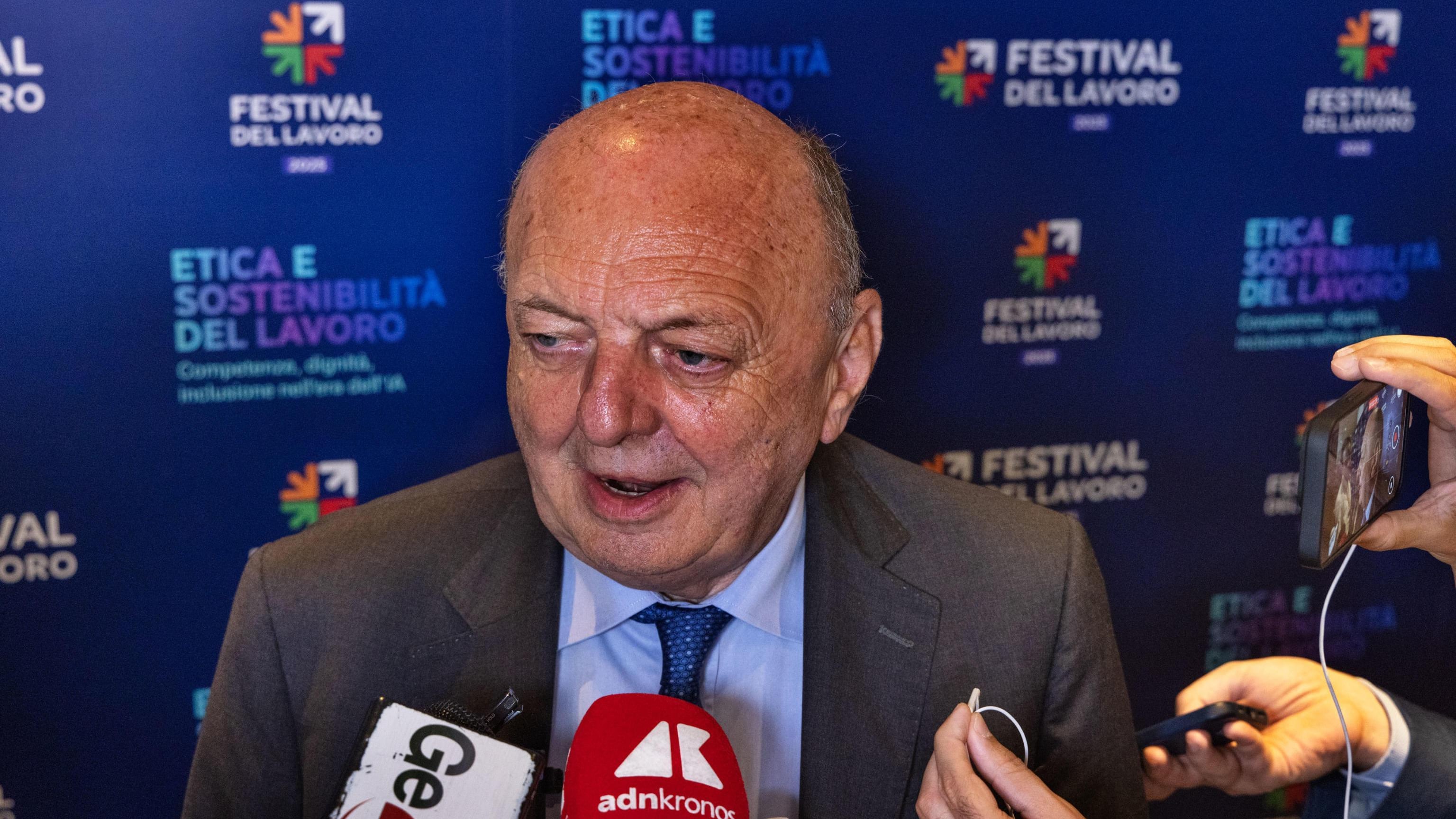 Dl bollette, ok alla fiducia. Proroga per il taglio accise