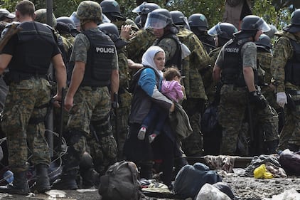 Macedonia, duri scontri polizia-migranti 6
