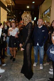Elena Santarelli, trasparenze a Milano 16