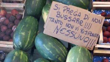 "Non bussate sulle angurie"