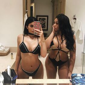 Kylie Jenner, seno in mostra su Instagram 38