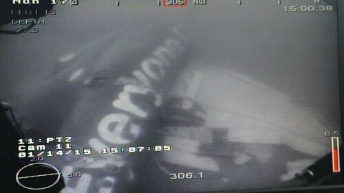 Le immagini subacque dell'aereo AirAsia precipitato 2