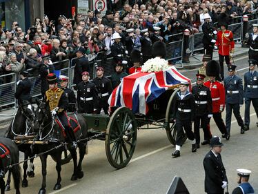 Thatcher, la bara di Maggie verso la cappella di St. Mary 4