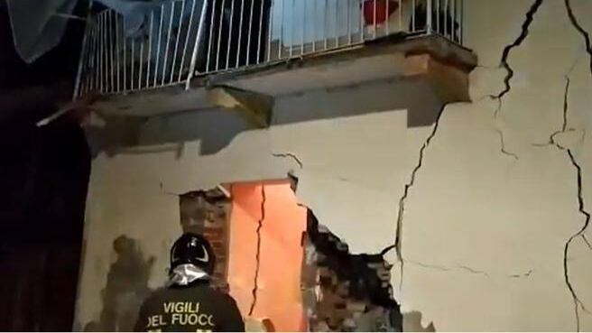 Un messaggio alla figlia e tenta il suicidio col gas. Ferito insieme ai vicini