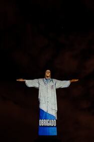 Il Cristo Redentore si illumina per onorare i medici e gli infermieri che combattono il coronavirus 12