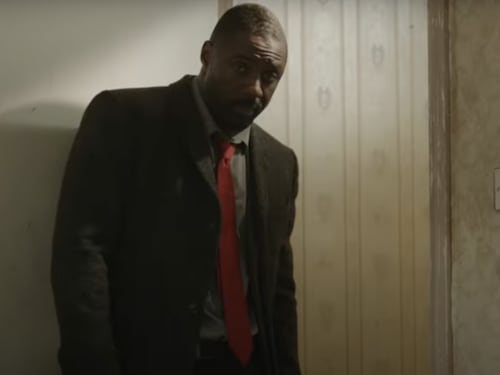 "Luther non è abbastanza nero", la follia della Bbc