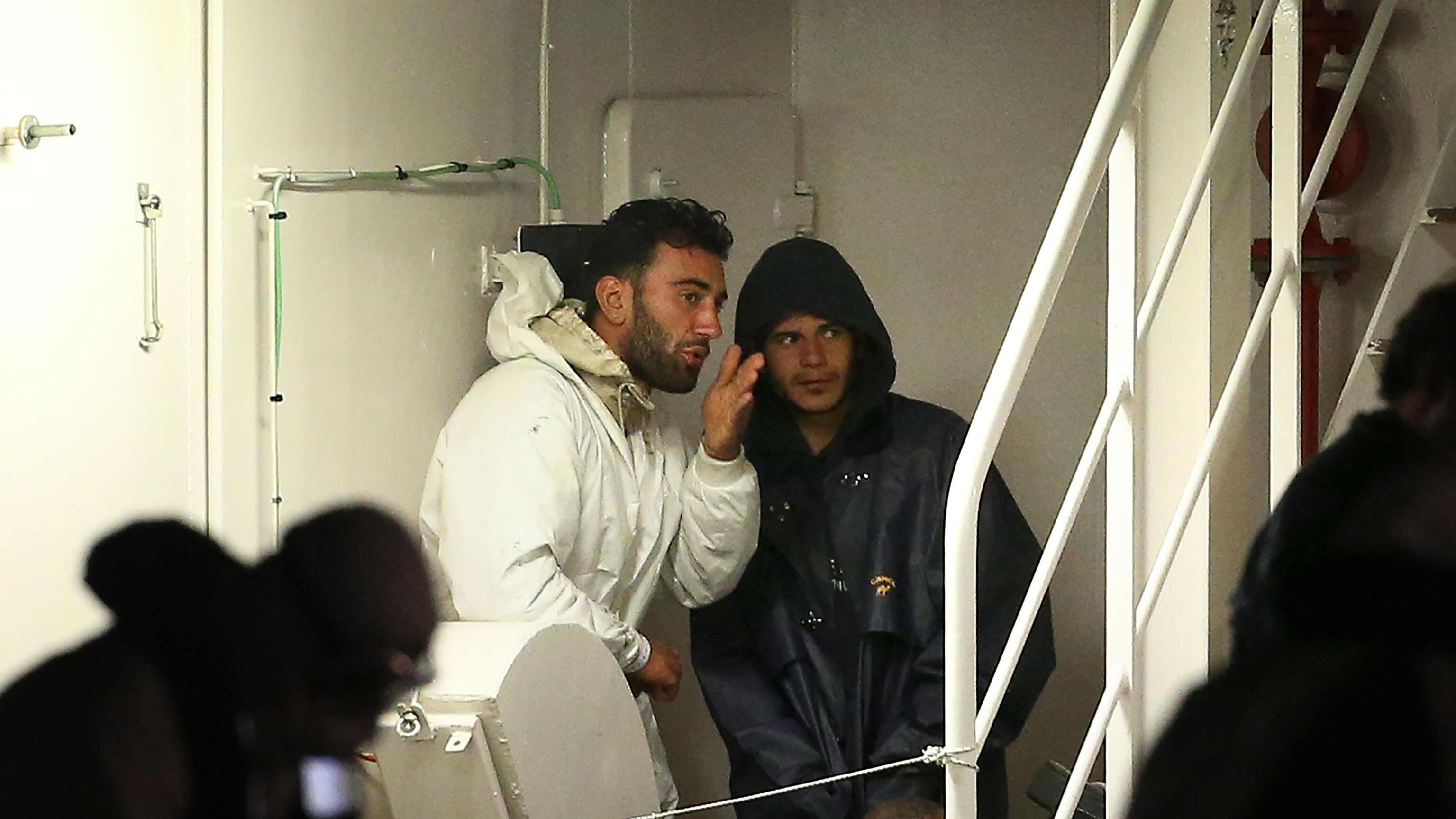Così gli scafisti killer hanno provato a confondersi tra i superstiti