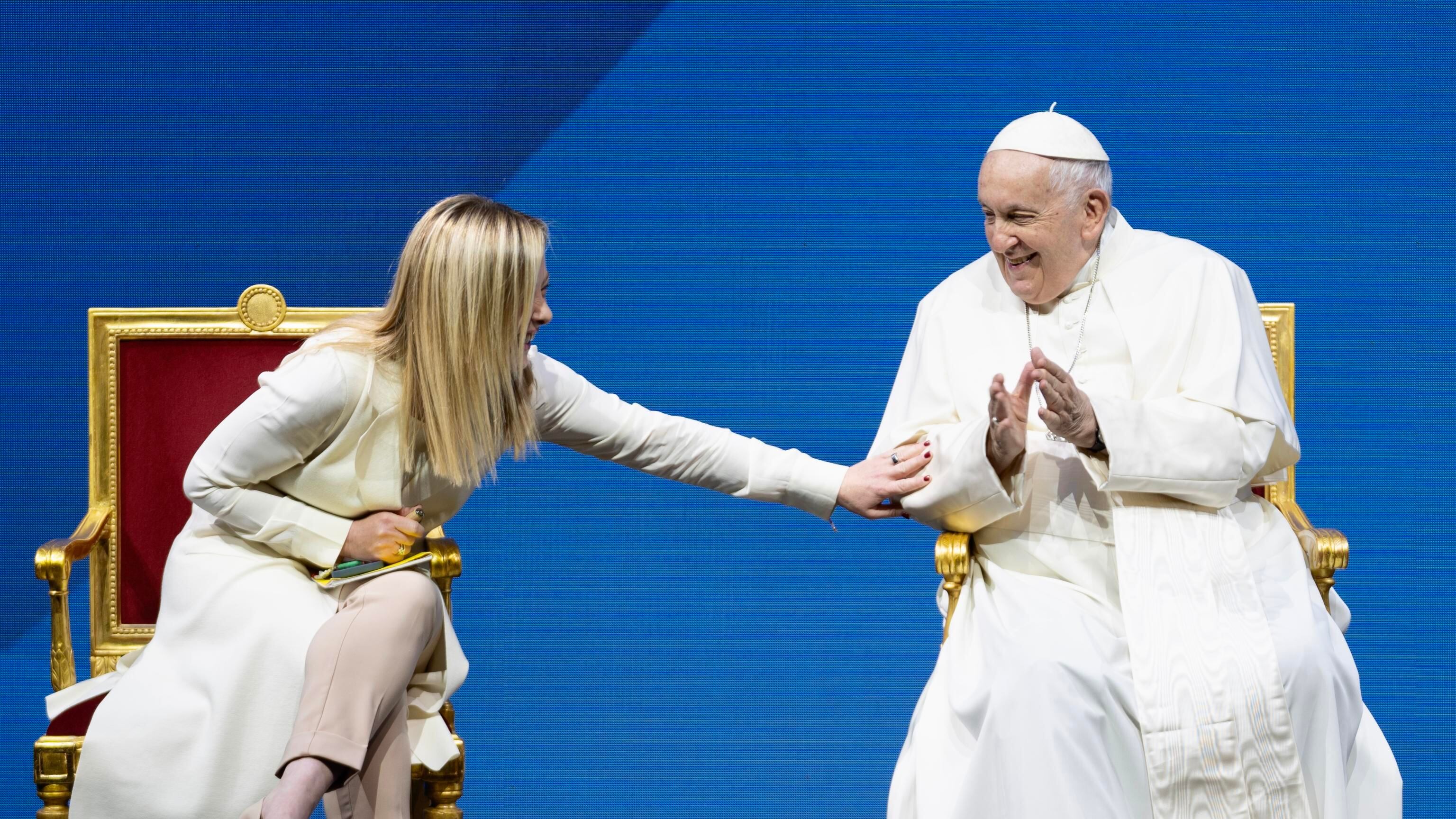 Bergoglio scherza: "Siamo vestiti uguali"