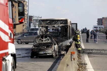Dà fuoco a un autobus nel milanese: il rogo in strada 6